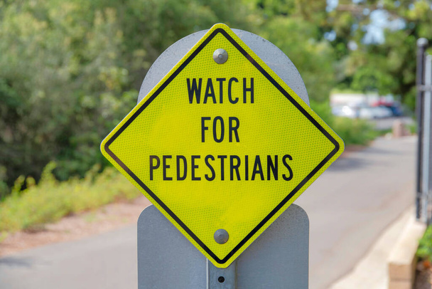 Odblaskowe żółte znaki dla pieszych na poboczu drogi w Newport Beach, Kalifornia - Zdjęcie, obraz