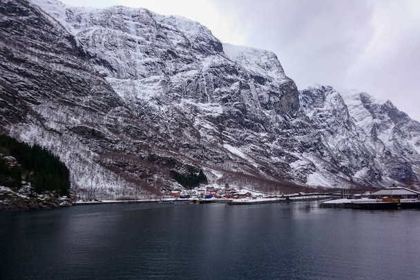 Vista de la cordillera con cascadas congeladas en Noruega Cold Winter Day - Foto, Imagen