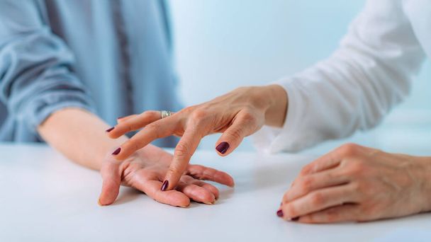 Examinar la mano de un paciente mayor con síndrome del túnel carpiano. Imagen de primer plano de la muñeca de las mujeres mayores.  - Foto, Imagen