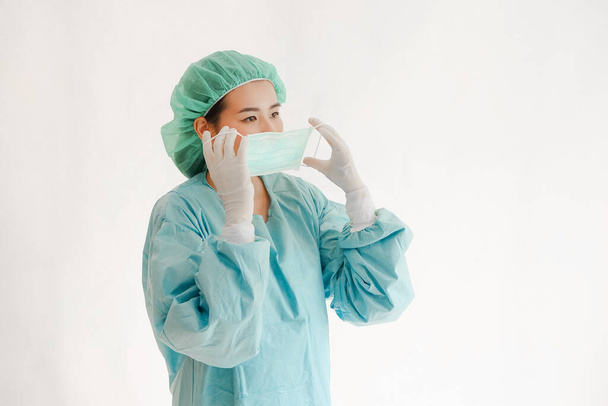 Médico asiático mujer vestida en uniforme quirúrgico - Foto, imagen