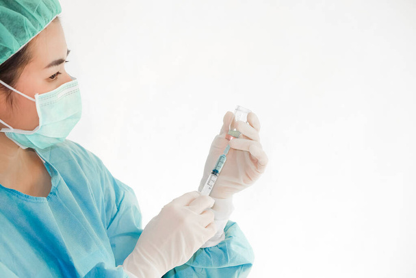 Γιατρός Ασιάτισσα ντυμένη με χειρουργική στολή - Φωτογραφία, εικόνα