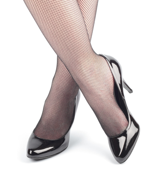 κορίτσι πόδια σε μαύρο λουστρίνι ψηλοτάκουνα παπούτσια - Φωτογραφία, εικόνα