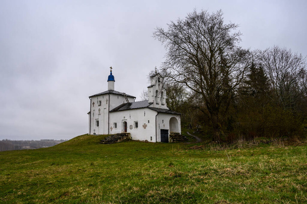 Kerk van Sint Nicolaas op de Gorodishche. Izborsk, regio Pskov. Het is een nare dag.. - Foto, afbeelding