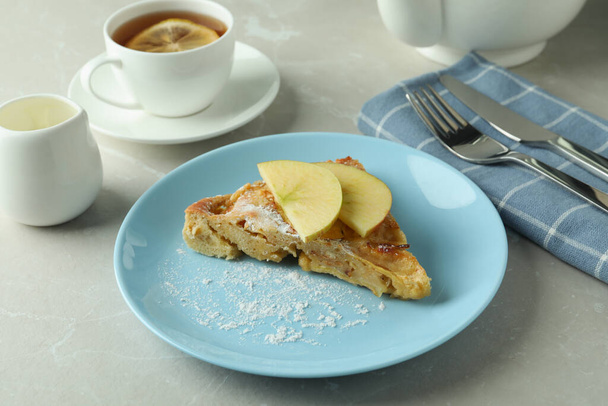 Concepto de comida sabrosa con pastel de manzana sobre fondo texturizado - Foto, Imagen