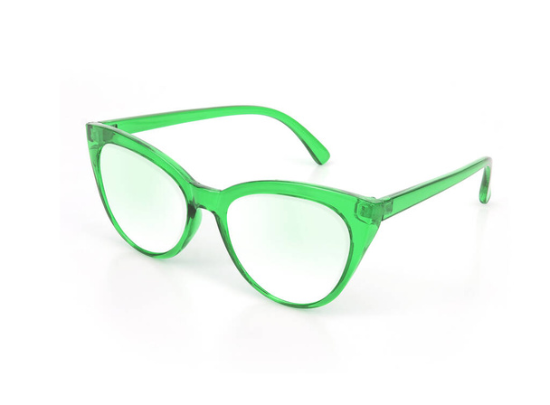 Vihreät lasit eristetty valkoisella taustalla muotokuvan levittämiseksi - Valokuva, kuva
