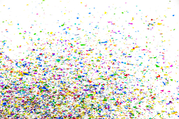 Pequenos fragmentos de peças de papel coloridas derramam no ar como belos flocos de celebração e explosões vívidas para entreter e decorar o partido. Formando alegre evento surpresa festivo e espumante - Foto, Imagem