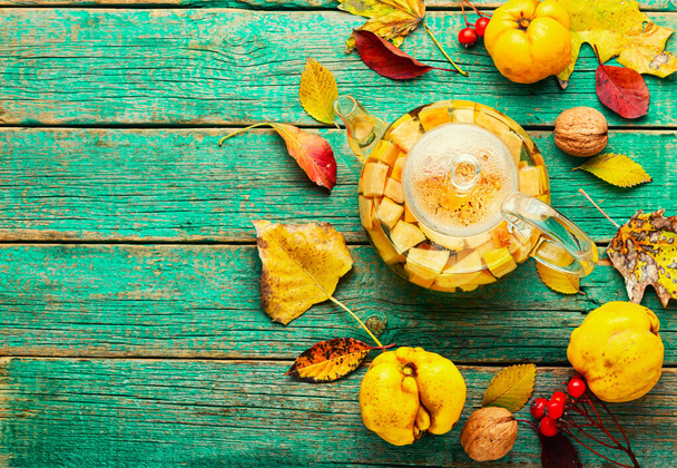 Thé à base de pommes et de coing sur fond d'automne. - Photo, image