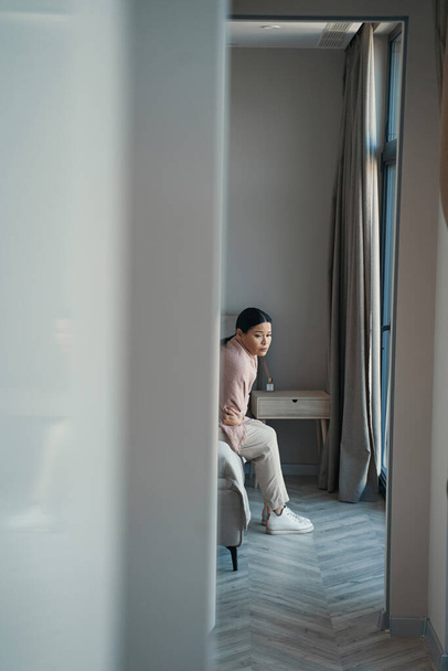 Schmerzhafte Asiatin verbringt Tag allein zu Hause - Foto, Bild