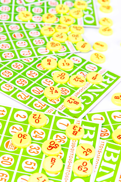Bingokarte mit Zahlenchip arrangieren - Foto, Bild