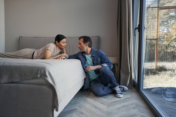 Caring reifer Mann mit Frau entspannen zu Hause - Foto, Bild