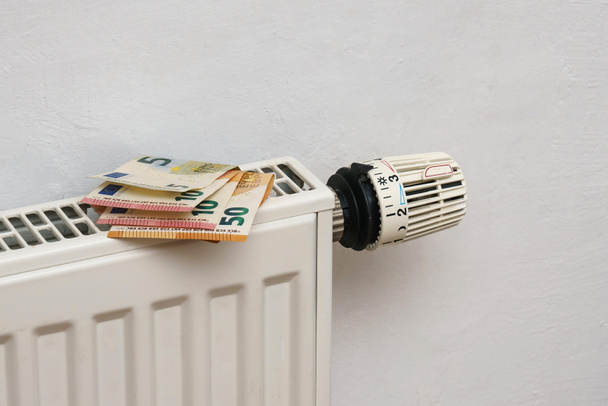 Ручной термостат температуры отопительного аккумулятора в квартире. Деньги на отопление. - Фото, изображение