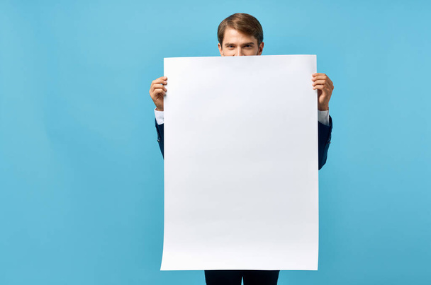 biznesmeni biały baner w dłoni puste arkusze prezentacja niebieskie tło - Zdjęcie, obraz