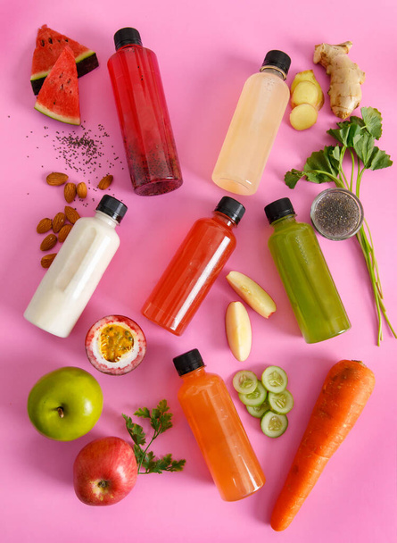 Mooie sap collectie van drank fles van verschillende kleurrijke fruit, kruiden en groenten als natuurlijke drank voor antioxidant voeding en schoonheid smakelijk. Biologische gezondheidszorgkeuken voor feesten. - Foto, afbeelding