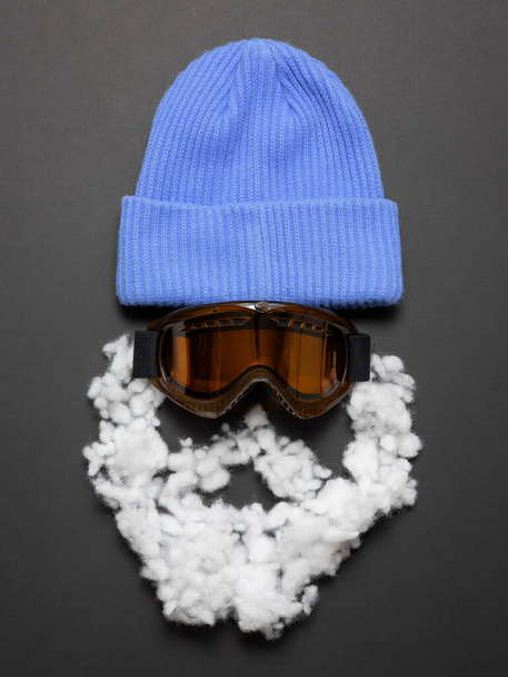 Skikopfzubehör. Nachahmung des Kopfes eines Skifahrers und Snowboarders. Winter-Flatlay-Komposition - Foto, Bild