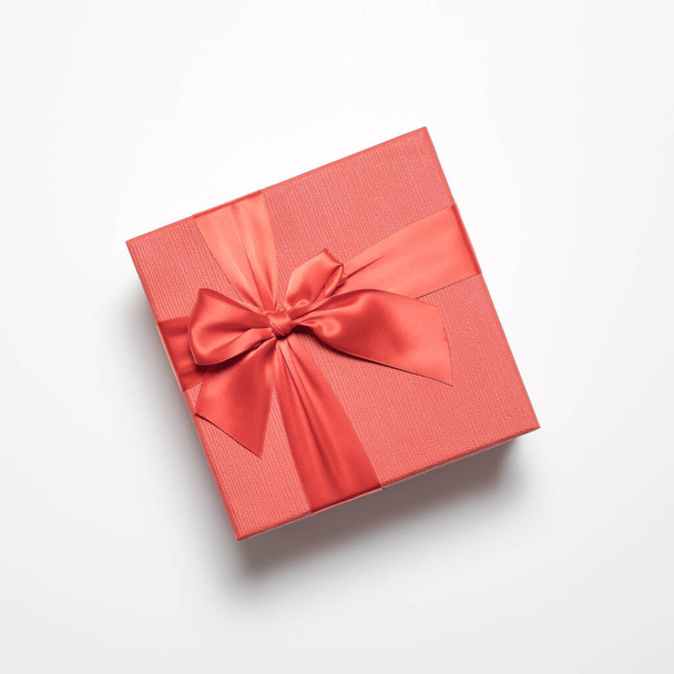 Σύνθεση flatlay με συσκευασία δώρου. Ευχετήρια κάρτα. Δώρο διακοπών. Κόκκινο κουτί με δώρο - Φωτογραφία, εικόνα