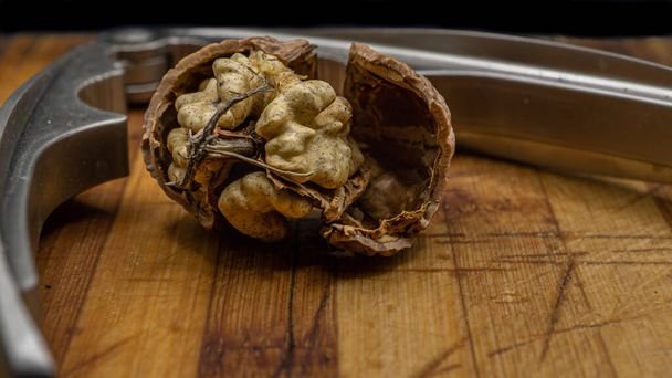 Lähikuva laukaus saksanpähkinöitä puinen leikkuulauta - Valokuva, kuva