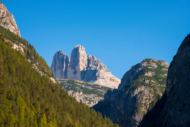 Tre Cime di Lavaredo (Drei Zinnen) ja rifugio Locatelli, Dolomites, Etelä-Tiroli Italiassa - Valokuva, kuva