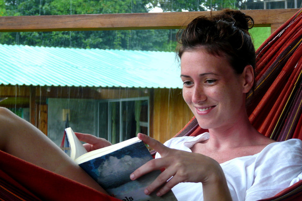 mladá žena s knihou v houpací síti dominantni maresia lodge, bahia drake, národní park corcovado, Kostarika - Fotografie, Obrázek