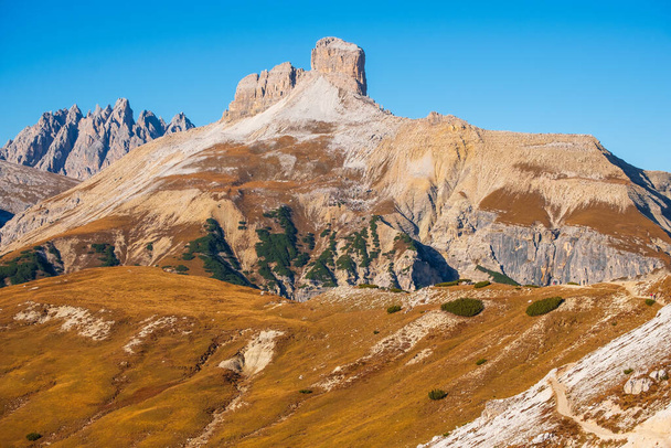 Picos especiales cerca del Monte Tre Cime di Lavaredo (Drei Zinnen), Valle de Sexteni, Trentino-Alto Adigio en Italia - Foto, imagen
