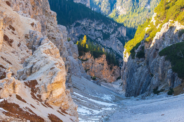 Drei Zinnen und Berghütte Locatelli, Dolomiten, Südtirol in Italien - Foto, Bild