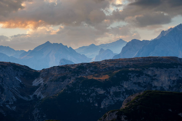 Zachód słońca w Tre Cime di Lavaredo (Drei Zinnen) i rifugio Locatelli, Dolomity, Południowy Tyrol we Włoszech - Zdjęcie, obraz