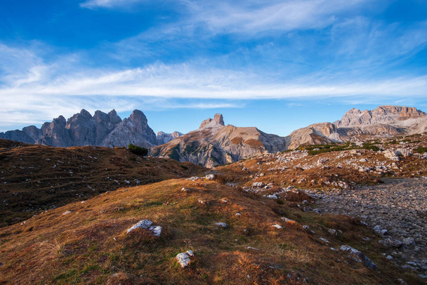 Zonsondergang bij Tre Cime di Lavaredo (Drei Zinnen) en rifugio Locatelli, Dolomieten, Zuid-Tirol in Italië - Foto, afbeelding