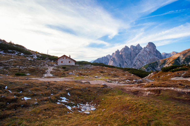 Coucher de soleil à Tre Cime di Lavaredo (Drei Zinnen) et au rifugio Locatelli, Dolomites, Tyrol du Sud en Italie - Photo, image