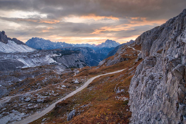 Pôr do sol em Tre Cime di Lavaredo (Drei Zinnen) e rifugio Locatelli, Dolomites, Tirol do Sul, na Itália - Foto, Imagem