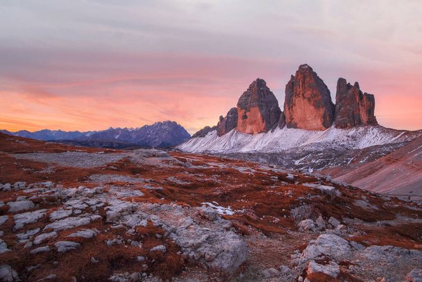Zachód słońca w Tre Cime di Lavaredo (Drei Zinnen) i rifugio Locatelli, Dolomity, Południowy Tyrol we Włoszech - Zdjęcie, obraz