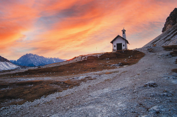 Coucher de soleil à Tre Cime di Lavaredo (Drei Zinnen) et au rifugio Locatelli, Dolomites, Tyrol du Sud en Italie - Photo, image