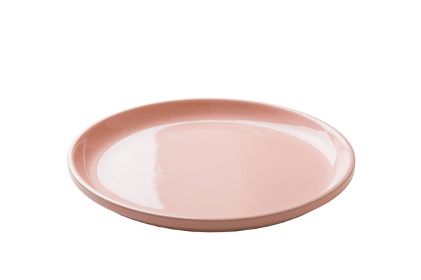 Różowa ceramiczna okrągła płyta izolowana na białym tle. punkt widzenia. - Zdjęcie, obraz