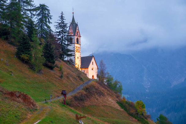 Kerk van Santa Barbara in het gezellige dorpje La Valle op een mistige ochtend, Alta Badia, Zuid-Tirol in Italië, Europa - Foto, afbeelding