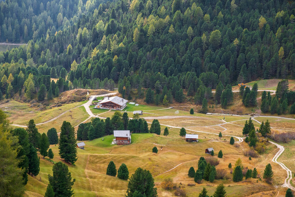 Prachtige panorama van de berg Seceda en Odle, omgeven door prachtige bergketens in de buurt van de stad Ortisei in de Dolomieten, Val Gardena, Zuid-Tirol in Italië - Foto, afbeelding