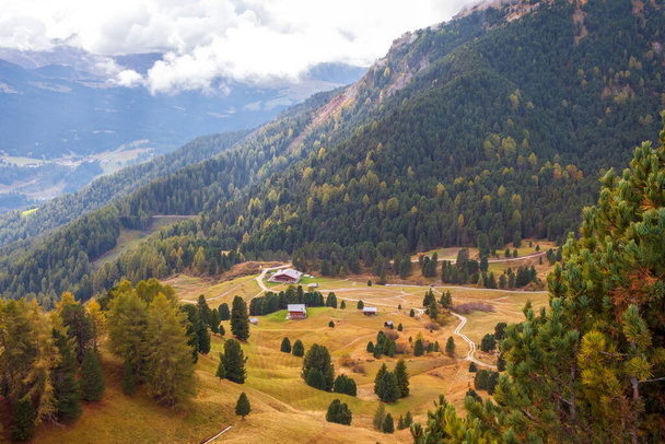 Kaunis panoraama Mount Seceda ja Odle, ympäröivät upeat vuoristot lähellä Ortisei kaupungin Dolomiitit, Val Gardena, Etelä-Tiroli Italiassa - Valokuva, kuva