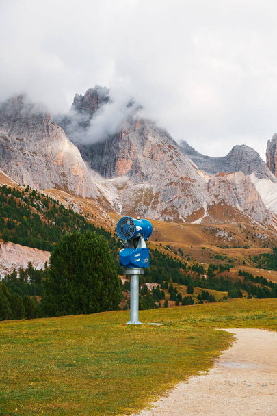 Панорама гор Сечеда и Одле, окруженных величественными горными хребтами около города Ортич в долине реки Дамба, Валь-Гардена, Южный Тироль в Италии - Фото, изображение