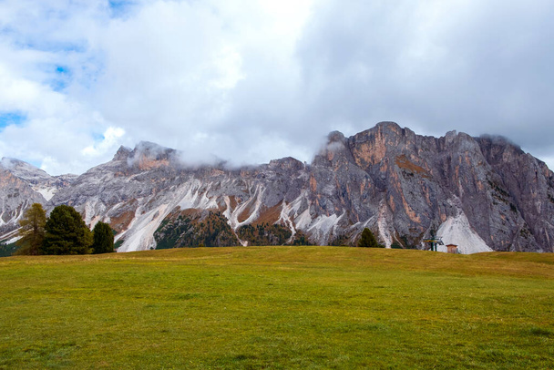 Beau panorama sur le mont Seceda et Odle, entouré de magnifiques chaînes de montagnes près de la ville d'Ortisei dans les Dolomites, Val Gardena, Tyrol du Sud en Italie - Photo, image