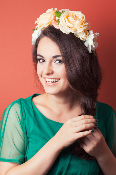 Beautiful young woman wearing wreath - Foto, Imagen