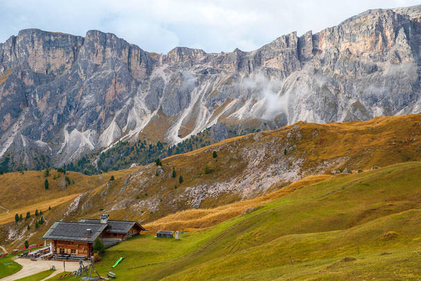 Piękna panorama góry Seceda i Odle, otoczona wspaniałymi pasmami górskimi w pobliżu miasta Ortisei w Dolomitach, Val Gardena, Południowy Tyrol we Włoszech - Zdjęcie, obraz