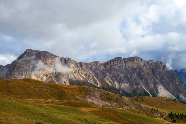 Piękna panorama góry Seceda i Odle, otoczona wspaniałymi pasmami górskimi w pobliżu miasta Ortisei w Dolomitach, Val Gardena, Południowy Tyrol we Włoszech - Zdjęcie, obraz