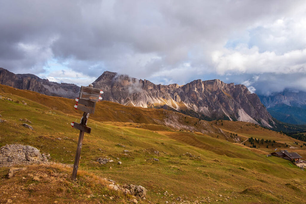 Beau panorama sur le mont Seceda et Odle, entouré de magnifiques chaînes de montagnes près de la ville d'Ortisei dans les Dolomites, Val Gardena, Tyrol du Sud en Italie - Photo, image