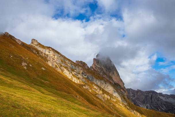 Krásné panorama hory Seceda a Odle, obklopené nádhernými horskými masivy v blízkosti města Ortisei v Dolomitech, Val Gardena, Jižní Tyrolsko v Itálii - Fotografie, Obrázek