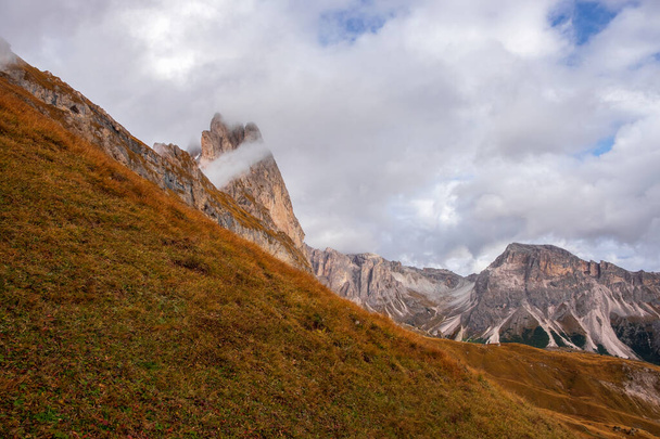 Gyönyörű panoráma a Mount Seceda és Odle, körülvéve csodálatos hegyvonulatok közelében a város Ortisei a Dolomitok, Val Gardena, Dél-Tirol Olaszországban - Fotó, kép