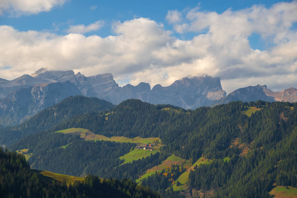 Kościół Santa Barbara w ciągu dnia w przytulnej wiosce La Valle, Alta Badia, Południowy Tyrol we Włoszech, Europa - Zdjęcie, obraz