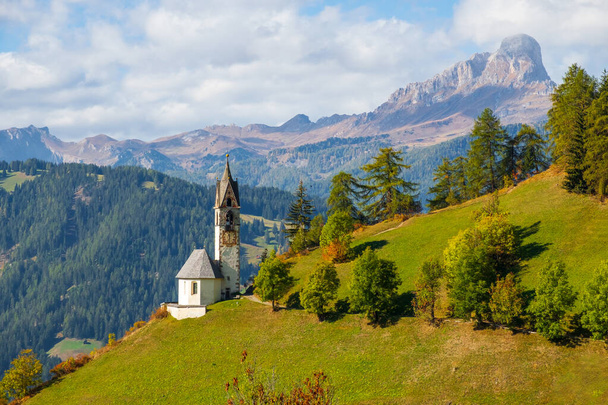 Kościół Santa Barbara w ciągu dnia w przytulnej wiosce La Valle, Alta Badia, Południowy Tyrol we Włoszech, Europa - Zdjęcie, obraz