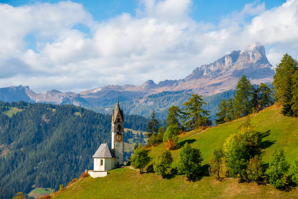 Igreja de Santa Barbara durante o dia na pequena aldeia acolhedora de La Valle, Alta Badia, Tirol do Sul na Itália, Europa - Foto, Imagem