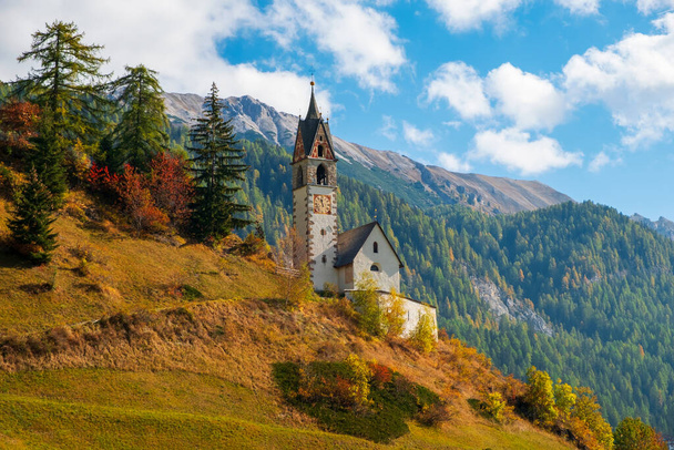 Kerk van Santa Barbara overdag in het gezellige dorpje La Valle, Alta Badia, Zuid-Tirol in Italië, Europa - Foto, afbeelding