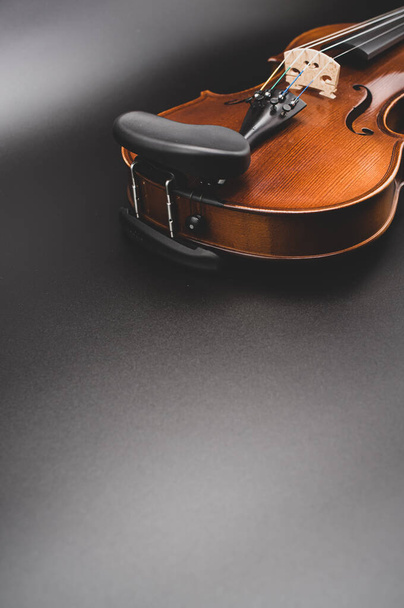 top view of elegant acoustic violin on a dark background with copy space - Zdjęcie, obraz