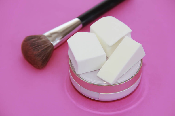 esponjas cosméticas de espuma blanca para aplicar crema - Foto, imagen