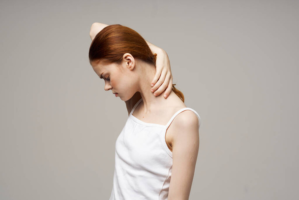 Frau Rheuma Schmerzen im Nacken gesundheitliche Probleme leichter Hintergrund - Foto, Bild