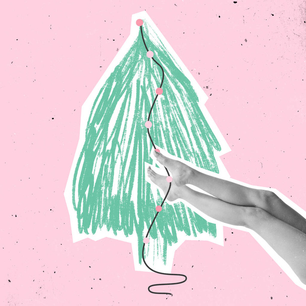Σύγχρονη τέχνη κολάζ των θηλυκών ποδιών διακόσμηση χριστουγεννιάτικο δέντρο απομονώνονται σε ροζ φόντο. Χριστούγεννα και Πρωτοχρονιά έννοια - Φωτογραφία, εικόνα